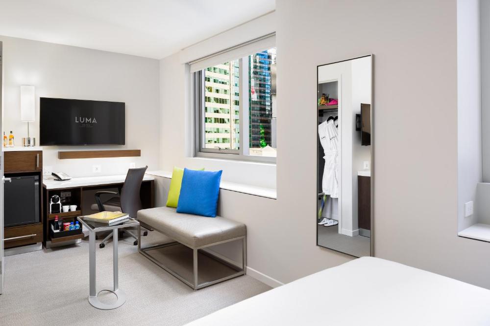 Skyline View Two Queen Beds - ADA Hearing/Visual/Bathtub interior
